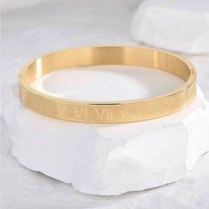 Gold clip on bracelet
